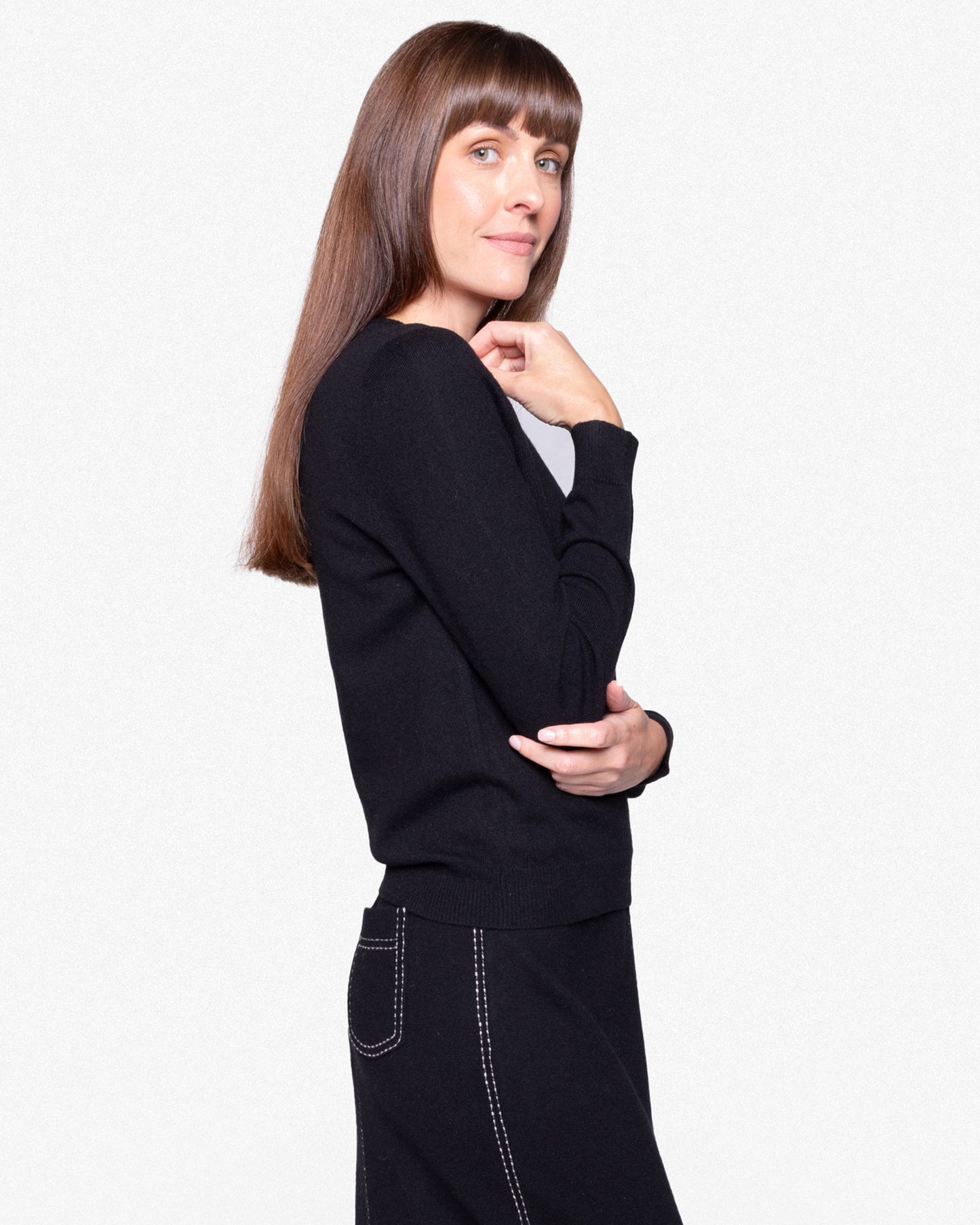 BLACK GOAT FITTED V-NECK, SMALL