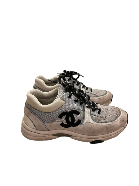 Chanel Interlocking CC Logo Leather Sneakers
Women's Size 8.5, 39