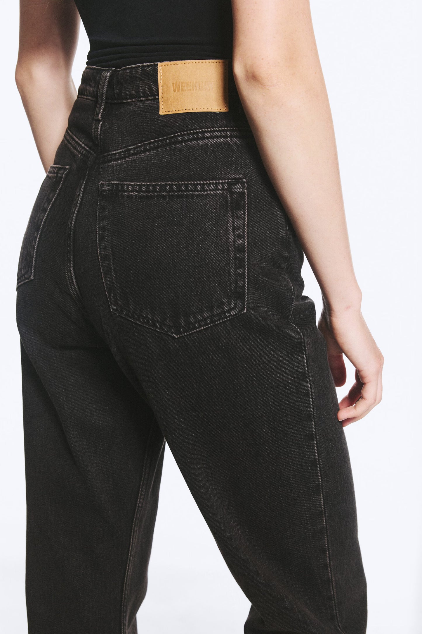 WEEKDAY ROWE SUPER HIGH WAISTED REGULAR STRAIGHT JEANS, SIZE 28