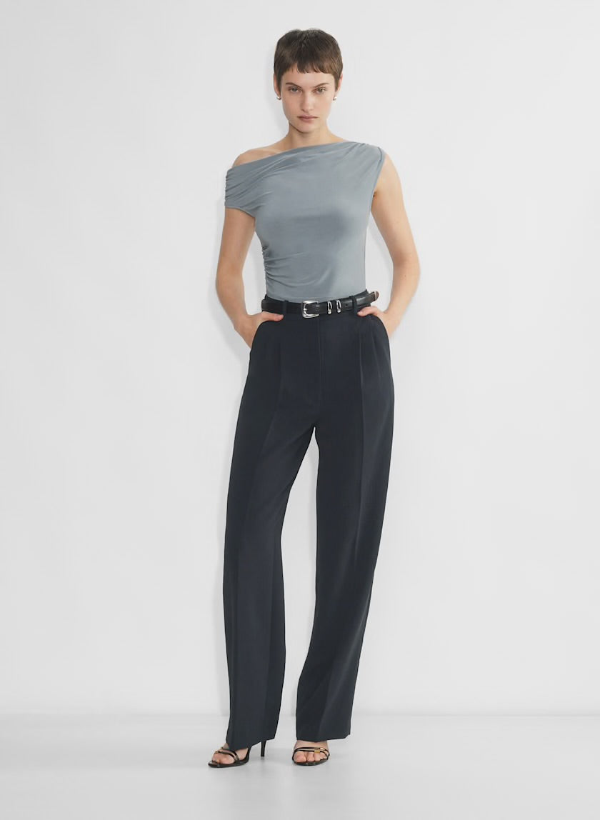 Aritzia Black Effortless Pant, size 6 ￼